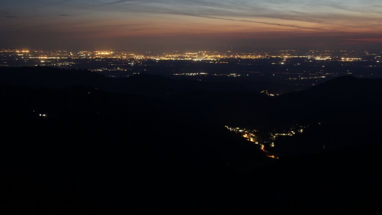 Dieses Bild zeigt eine Webcam-Aufnahme vom Achertal, aufgenommen am Samstag, den 09.05.2026 um 22:10 Uhr. Die Temperatur betrug 12.4°C.