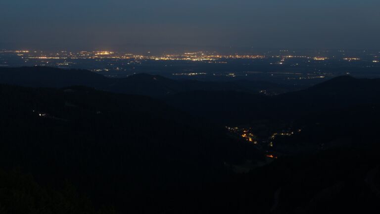 Dieses Bild zeigt eine Webcam-Aufnahme vom Achertal, aufgenommen am Freitag, den 18.07.2025 um 04:40 Uhr. Die Temperatur betrug 14.1°C.
