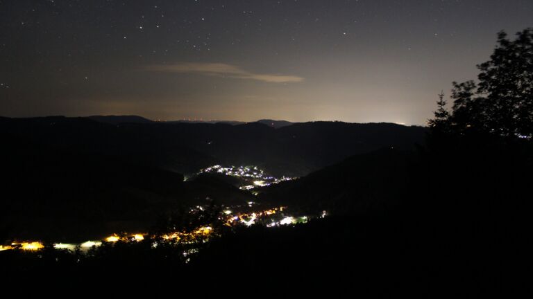 Dieses Bild zeigt eine Webcam-Aufnahme vom Achertal, aufgenommen am Freitag, den 19.06.2026 um 02:00 Uhr. Die Temperatur betrug 25.6°C.