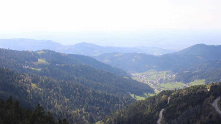 Dieses Bild zeigt eine Webcam-Aufnahme vom Achertal, aufgenommen am Freitag, den 17.04.2026 um 16:30 Uhr. Die Temperatur betrug 16°C.