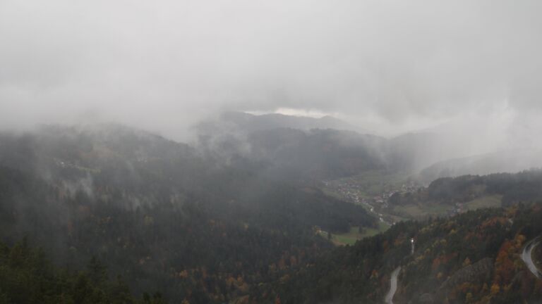 Dieses Bild zeigt eine Webcam-Aufnahme vom Achertal, aufgenommen am Montag, den 27.10.2025 um 14:50 Uhr. Die Temperatur betrug 3.2°C.