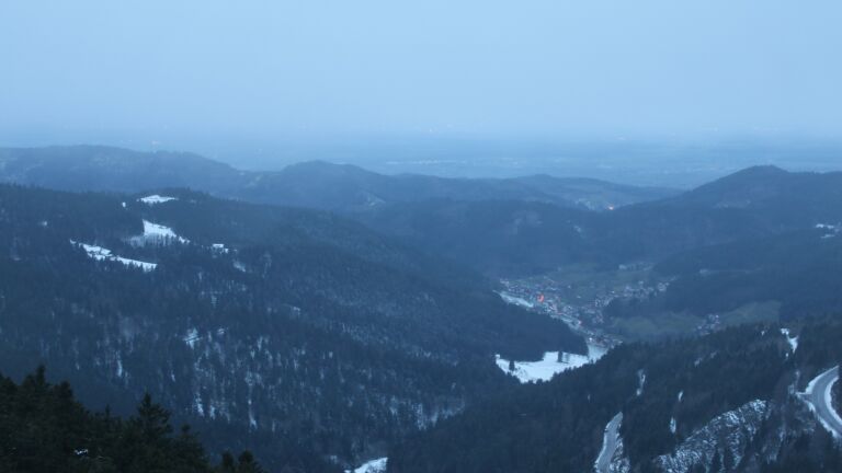 Dieses Bild zeigt eine Webcam-Aufnahme vom Achertal, aufgenommen am Sonntag, den 23.11.2025 um 16:50 Uhr. Die Temperatur betrug -1.9°C.