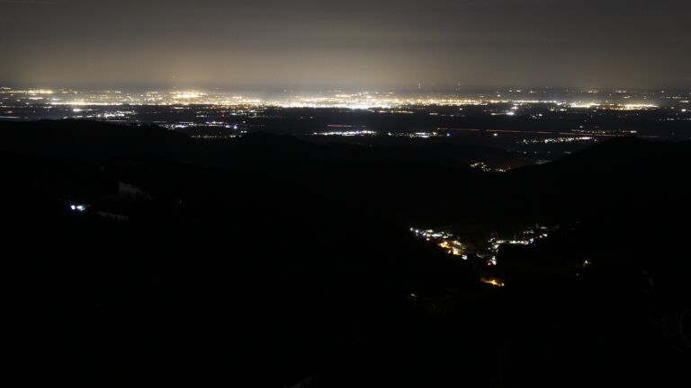 Dieses Bild zeigt eine Webcam-Aufnahme vom Achertal, aufgenommen am Freitag, den 16.01.2026 um 00:30 Uhr. Die Temperatur betrug 7°C.