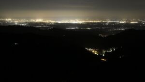 Dieses Bild zeigt eine Webcam-Aufnahme vom Achertal, aufgenommen am Montag, den 06.04.2026 um 23:00 Uhr. Die Temperatur betrug 7.4°C.