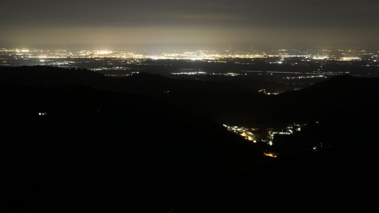 Dieses Bild zeigt eine Webcam-Aufnahme vom Achertal, aufgenommen am Montag, den 06.04.2026 um 23:00 Uhr. Die Temperatur betrug 7.4°C.