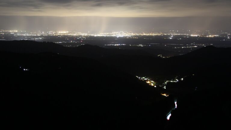 Dieses Bild zeigt eine Webcam-Aufnahme vom Achertal, aufgenommen am Freitag, den 12.09.2025 um 23:30 Uhr. Die Temperatur betrug 10.2°C.