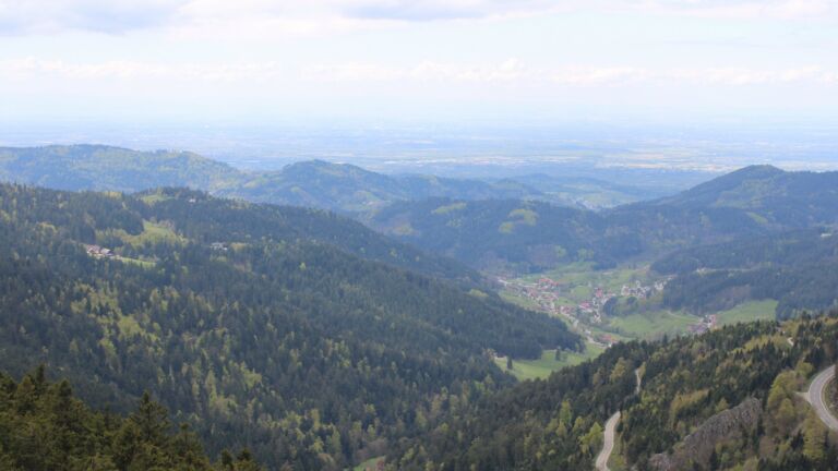 Dieses Bild zeigt eine Webcam-Aufnahme vom Achertal, aufgenommen am Dienstag, den 21.04.2026 um 13:50 Uhr. Die Temperatur betrug 4°C.