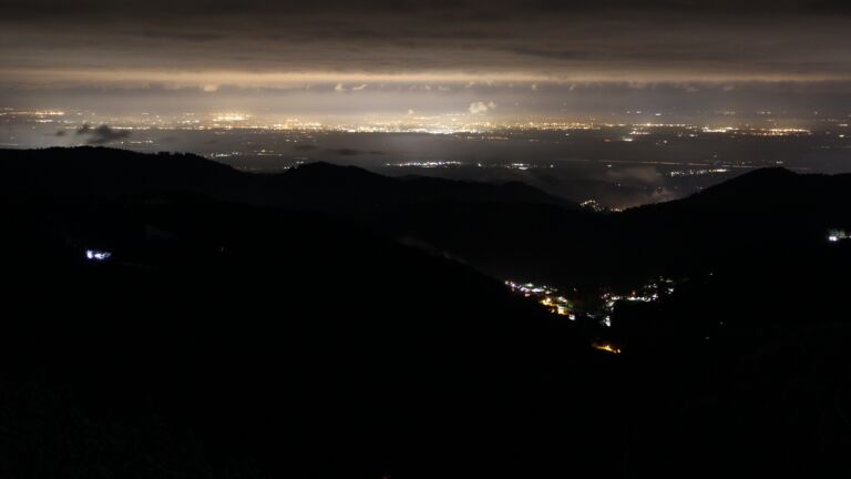 Dieses Bild zeigt eine Webcam-Aufnahme vom Achertal, aufgenommen am Donnerstag, den 27.11.2025 um 00:30 Uhr. Die Temperatur betrug -1.4°C.
