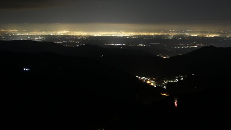 Dieses Bild zeigt eine Webcam-Aufnahme vom Achertal, aufgenommen am Dienstag, den 18.11.2025 um 22:00 Uhr. Die Temperatur betrug -3.4°C.