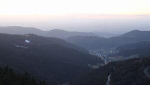 Dieses Bild zeigt eine Webcam-Aufnahme vom Achertal, aufgenommen am Samstag, den 07.02.2026 um 17:50 Uhr. Die Temperatur betrug 4.4°C.