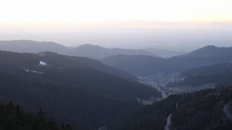 Dieses Bild zeigt eine Webcam-Aufnahme vom Achertal, aufgenommen am Samstag, den 07.02.2026 um 17:50 Uhr. Die Temperatur betrug 4.4°C.