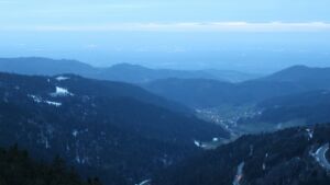 Dieses Bild zeigt eine Webcam-Aufnahme vom Achertal, aufgenommen am Freitag, den 03.04.2026 um 20:20 Uhr. Die Temperatur betrug 5.4°C.