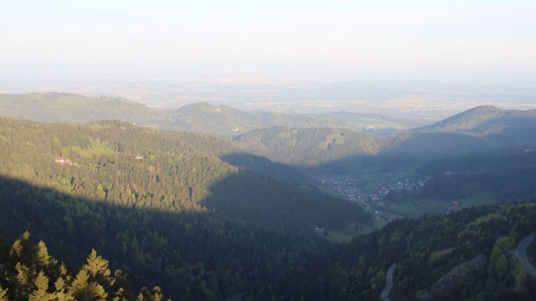 Dieses Bild zeigt eine Webcam-Aufnahme vom Achertal, aufgenommen am Sonntag, den 26.04.2026 um 07:10 Uhr. Die Temperatur betrug 8°C.