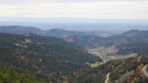 Dieses Bild zeigt eine Webcam-Aufnahme vom Achertal, aufgenommen am Samstag, den 01.11.2025 um 13:30 Uhr. Die Temperatur betrug 12.1°C.