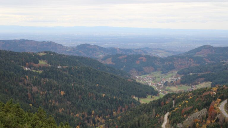 Dieses Bild zeigt eine Webcam-Aufnahme vom Achertal, aufgenommen am Samstag, den 01.11.2025 um 13:30 Uhr. Die Temperatur betrug 12.1°C.