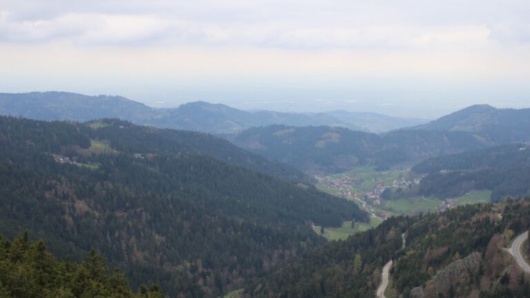 Dieses Bild zeigt eine Webcam-Aufnahme vom Achertal, aufgenommen am Mittwoch, den 15.04.2026 um 15:50 Uhr. Die Temperatur betrug 8.8°C.