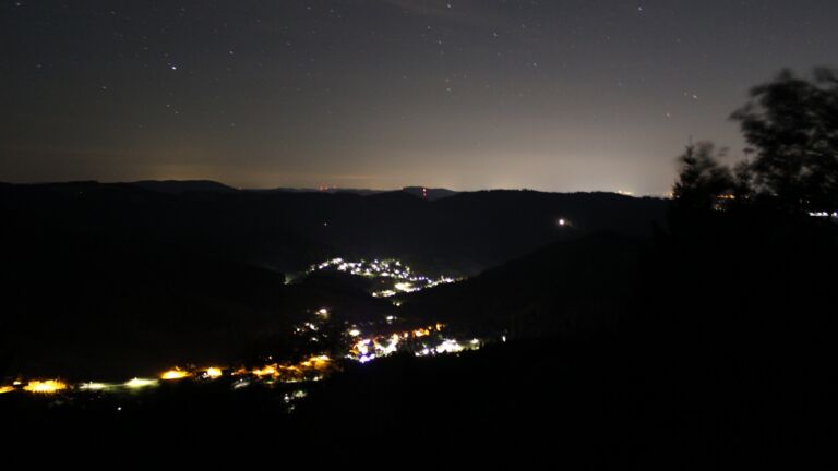 Dieses Bild zeigt eine Webcam-Aufnahme vom Achertal, aufgenommen am Sonntag, den 23.08.2026 um 04:00 Uhr. Die Temperatur betrug 12.9°C.