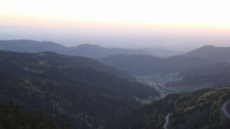 Dieses Bild zeigt eine Webcam-Aufnahme vom Achertal, aufgenommen am Mittwoch, den 29.04.2026 um 20:50 Uhr. Die Temperatur betrug 9.1°C.