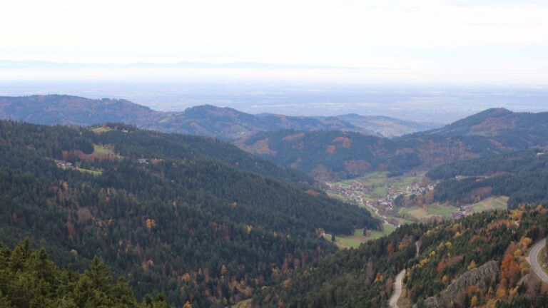 Dieses Bild zeigt eine Webcam-Aufnahme vom Achertal, aufgenommen am Freitag, den 31.10.2025 um 14:30 Uhr. Die Temperatur betrug 10.6°C.