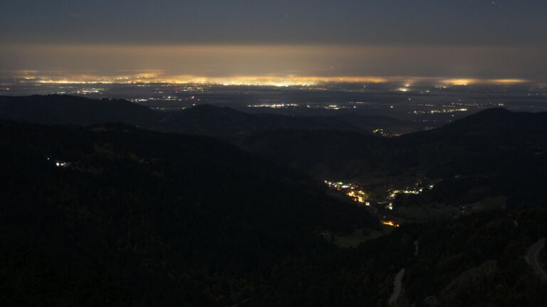 Dieses Bild zeigt eine Webcam-Aufnahme vom Achertal, aufgenommen am Sonntag, den 12.10.2025 um 03:30 Uhr. Die Temperatur betrug 6.2°C.