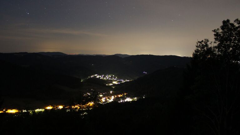 Dieses Bild zeigt eine Webcam-Aufnahme vom Achertal, aufgenommen am Sonntag, den 09.08.2026 um 04:30 Uhr. Die Temperatur betrug 23.8°C.