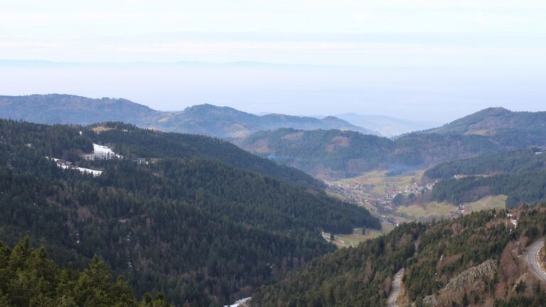 Dieses Bild zeigt eine Webcam-Aufnahme vom Achertal, aufgenommen am Samstag, den 17.01.2026 um 12:20 Uhr. Die Temperatur betrug 7.6°C.