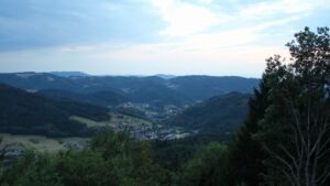 Dieses Bild zeigt eine Webcam-Aufnahme vom Achertal, aufgenommen am Samstag, den 15.08.2026 um 20:50 Uhr. Die Temperatur betrug 28.2°C.