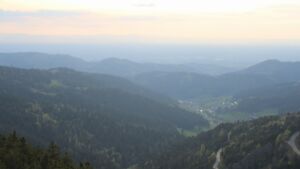 Dieses Bild zeigt eine Webcam-Aufnahme vom Achertal, aufgenommen am Samstag, den 18.04.2026 um 19:00 Uhr. Die Temperatur betrug 14.1°C.