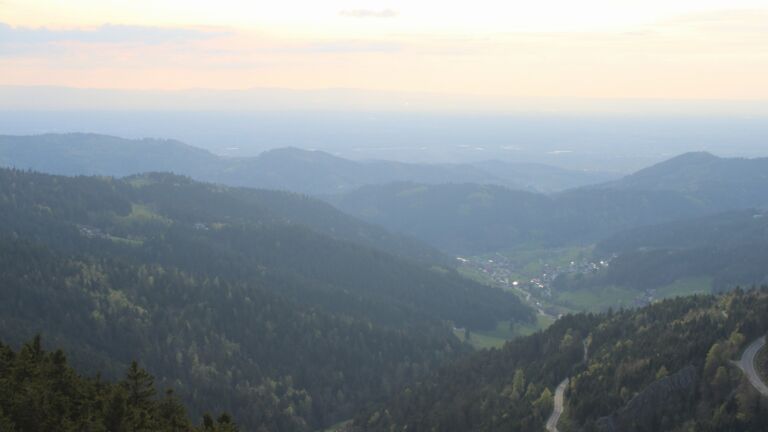 Dieses Bild zeigt eine Webcam-Aufnahme vom Achertal, aufgenommen am Samstag, den 18.04.2026 um 19:00 Uhr. Die Temperatur betrug 14.1°C.