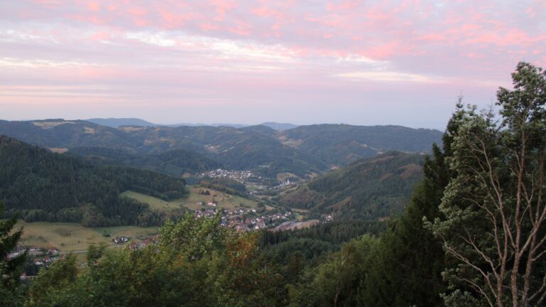 Dieses Bild zeigt eine Webcam-Aufnahme vom Achertal, aufgenommen am Montag, den 24.08.2026 um 06:30 Uhr. Die Temperatur betrug 13.7°C.