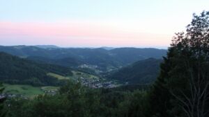 Dieses Bild zeigt eine Webcam-Aufnahme vom Achertal, aufgenommen am Samstag, den 13.06.2026 um 21:40 Uhr. Die Temperatur betrug 18.3°C.