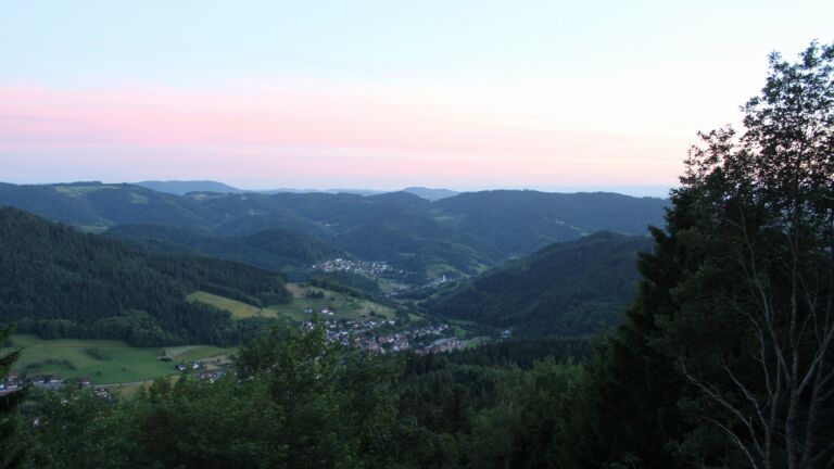 Dieses Bild zeigt eine Webcam-Aufnahme vom Achertal, aufgenommen am Samstag, den 13.06.2026 um 21:40 Uhr. Die Temperatur betrug 18.3°C.