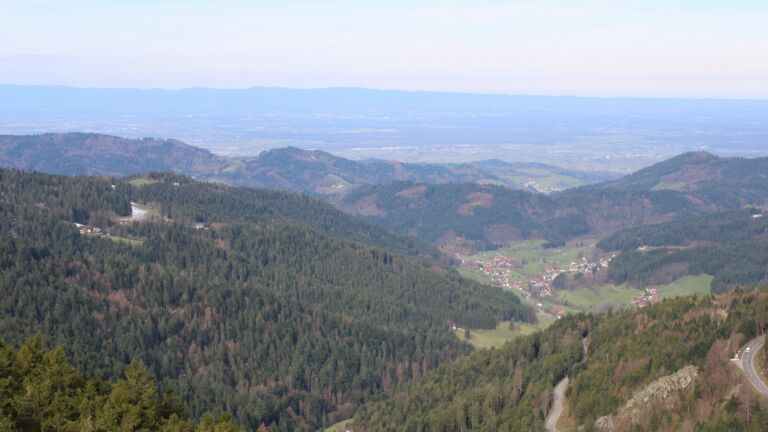 Dieses Bild zeigt eine Webcam-Aufnahme vom Achertal, aufgenommen am Sonntag, den 05.04.2026 um 09:30 Uhr. Die Temperatur betrug 10.7°C.