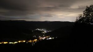 Dieses Bild zeigt eine Webcam-Aufnahme vom Achertal, aufgenommen am Sonntag, den 07.06.2026 um 02:50 Uhr. Die Temperatur betrug 13.1°C.