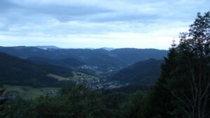 Dieses Bild zeigt eine Webcam-Aufnahme vom Achertal, aufgenommen am Montag, den 08.06.2026 um 21:30 Uhr. Die Temperatur betrug 15.7°C.
