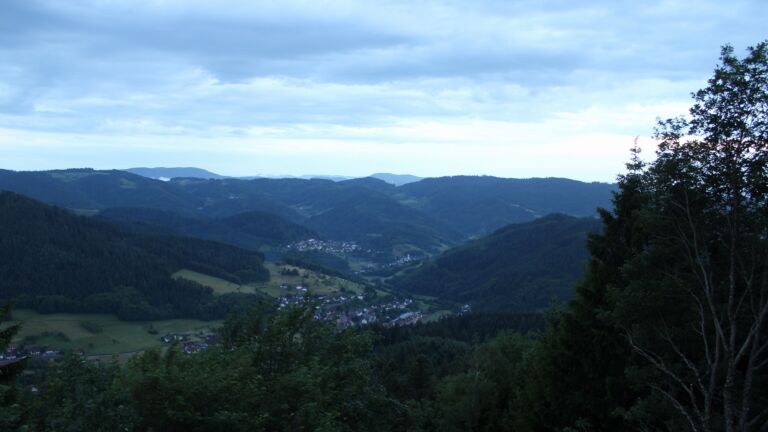 Dieses Bild zeigt eine Webcam-Aufnahme vom Achertal, aufgenommen am Montag, den 08.06.2026 um 21:30 Uhr. Die Temperatur betrug 15.7°C.