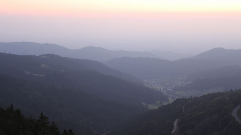Dieses Bild zeigt eine Webcam-Aufnahme vom Achertal, aufgenommen am Samstag, den 16.08.2025 um 21:00 Uhr. Die Temperatur betrug 16.8°C.