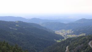 Dieses Bild zeigt eine Webcam-Aufnahme vom Achertal, aufgenommen am Dienstag, den 26.08.2025 um 16:50 Uhr. Die Temperatur betrug 21.9°C.