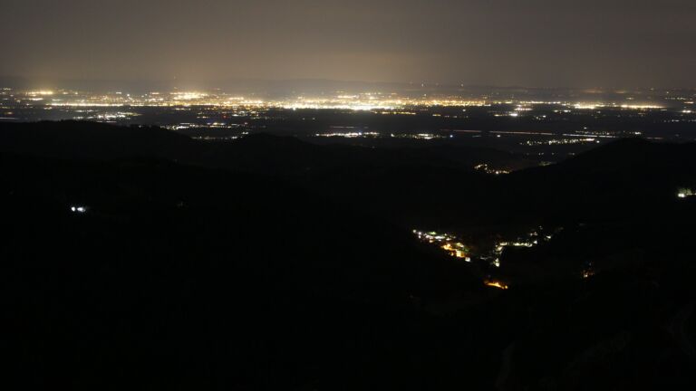 Dieses Bild zeigt eine Webcam-Aufnahme vom Achertal, aufgenommen am Donnerstag, den 13.11.2025 um 03:30 Uhr. Die Temperatur betrug 14.6°C.