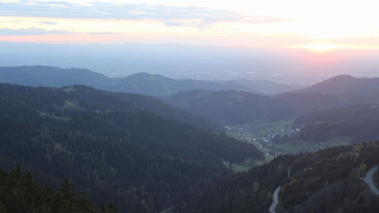 Dieses Bild zeigt eine Webcam-Aufnahme vom Achertal, aufgenommen am Donnerstag, den 16.04.2026 um 20:20 Uhr. Die Temperatur betrug 12.9°C.