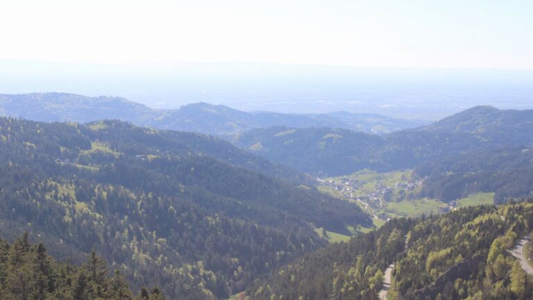 Dieses Bild zeigt eine Webcam-Aufnahme vom Achertal, aufgenommen am Donnerstag, den 23.04.2026 um 17:10 Uhr. Die Temperatur betrug 14.3°C.