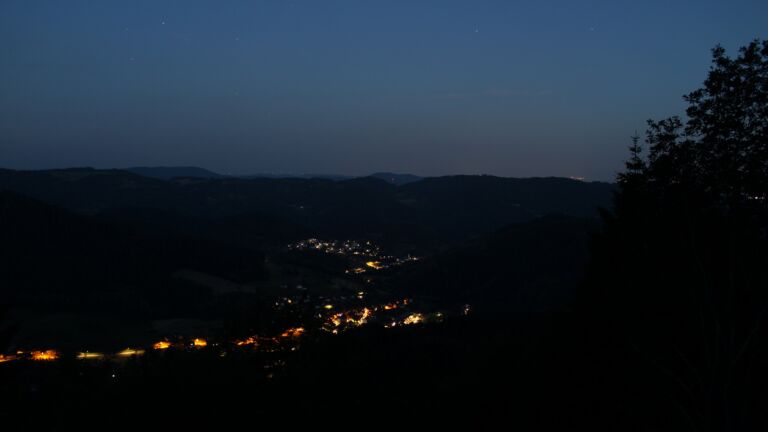 Dieses Bild zeigt eine Webcam-Aufnahme vom Achertal, aufgenommen am Freitag, den 19.06.2026 um 04:10 Uhr. Die Temperatur betrug 25.1°C.