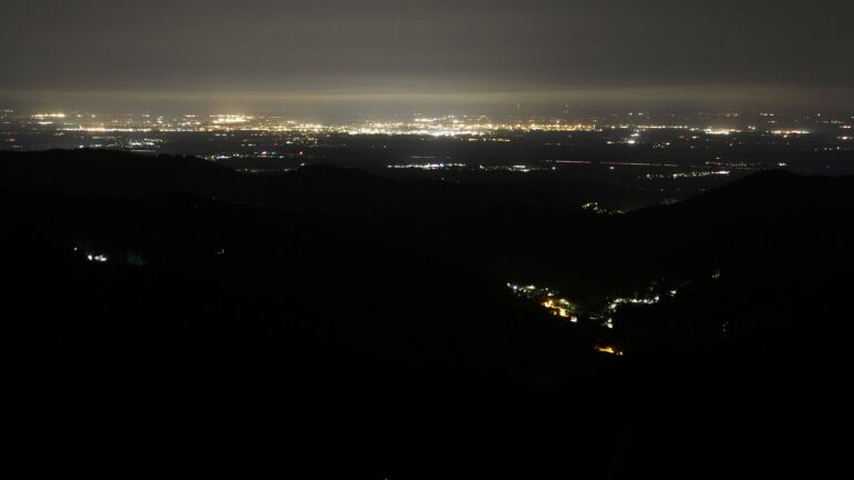 Dieses Bild zeigt eine Webcam-Aufnahme vom Achertal, aufgenommen am Freitag, den 25.07.2025 um 01:30 Uhr. Die Temperatur betrug 14.1°C.