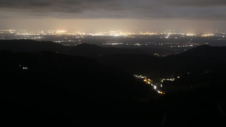 Dieses Bild zeigt eine Webcam-Aufnahme vom Achertal, aufgenommen am Sonntag, den 05.10.2025 um 00:30 Uhr. Die Temperatur betrug 3.4°C.