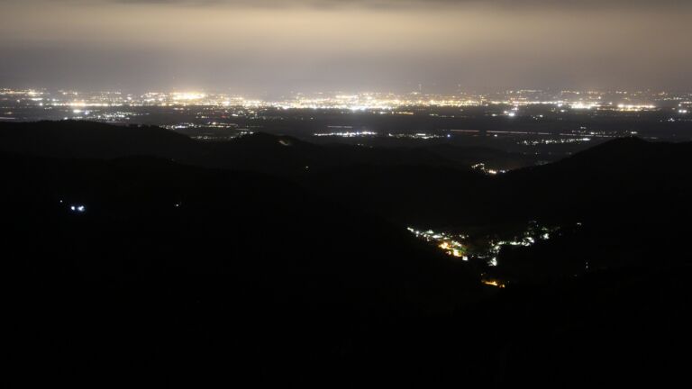 Dieses Bild zeigt eine Webcam-Aufnahme vom Achertal, aufgenommen am Sonntag, den 03.05.2026 um 22:30 Uhr. Die Temperatur betrug 11°C.