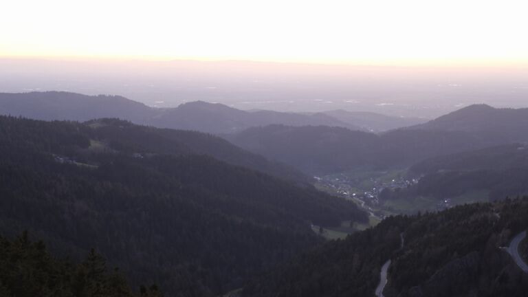 Dieses Bild zeigt eine Webcam-Aufnahme vom Achertal, aufgenommen am Dienstag, den 07.04.2026 um 20:20 Uhr. Die Temperatur betrug 10.9°C.