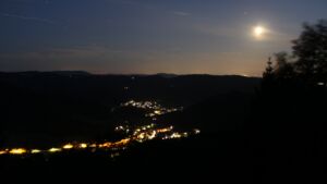 Dieses Bild zeigt eine Webcam-Aufnahme vom Achertal, aufgenommen am Montag, den 20.07.2026 um 22:50 Uhr. Die Temperatur betrug 13.8°C.
