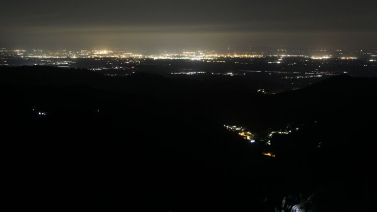 Dieses Bild zeigt eine Webcam-Aufnahme vom Achertal, aufgenommen am Montag, den 25.08.2025 um 04:30 Uhr. Die Temperatur betrug 10.5°C.