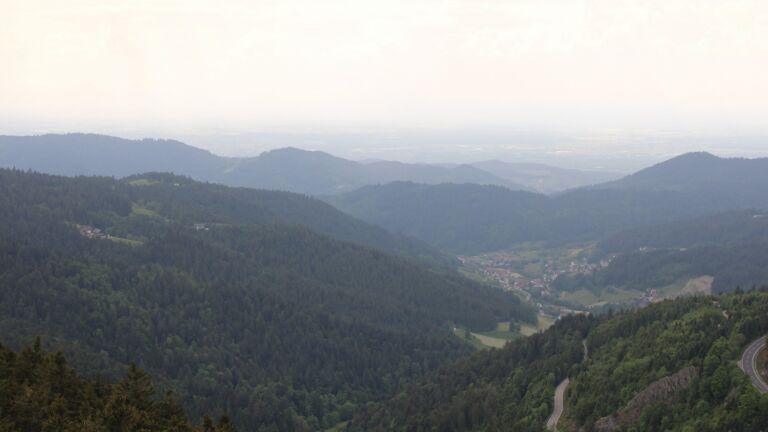 Dieses Bild zeigt eine Webcam-Aufnahme vom Achertal, aufgenommen am Samstag, den 17.05.2025 um 16:20 Uhr. Die Temperatur betrug 9.6°C.