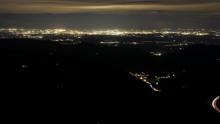 Dieses Bild zeigt eine Webcam-Aufnahme vom Achertal, aufgenommen am Freitag, den 13.03.2026 um 19:30 Uhr. Die Temperatur betrug 7.3°C.